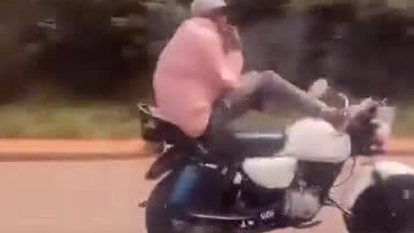 Vous pensez connaître ce qu'est le chill? Ce motard kényan en est le maître incontesté - Sputnik Afrique