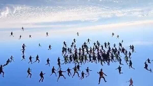 🪂 Aux États-Unis, 174 parachutistes en chute libre établissent un nouveau record du monde - Sputnik Afrique