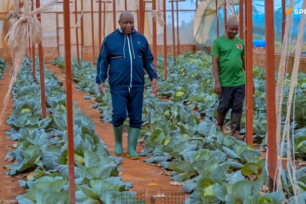 Le Président burundais visite des champs pour encourager les investisseurs agricoles - Sputnik Afrique