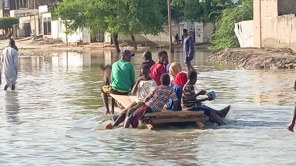 Les jeunes de N’Djamena improvisent une solution pour leur quartier sous l'eau et coupé du monde - Sputnik Afrique