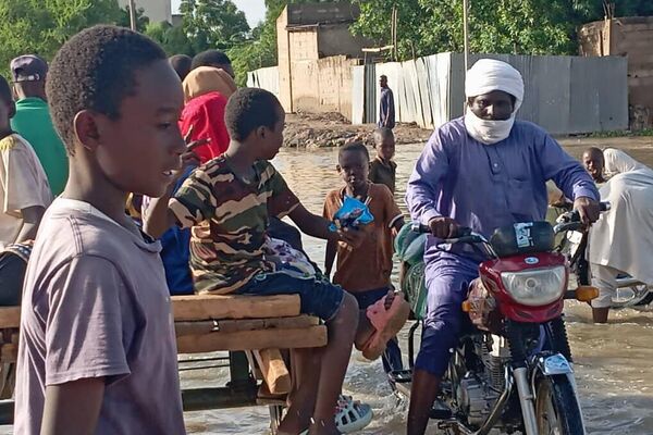 Les jeunes de N’Djamena improvisent une solution pour leur quartier sous l'eau et coupé du monde - Sputnik Afrique