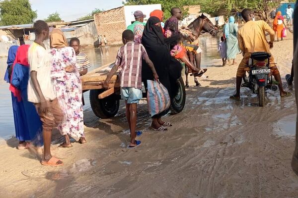 Les jeunes de N’Djamena improvisent une solution pour leur quartier sous l'eau et coupé du monde - Sputnik Afrique