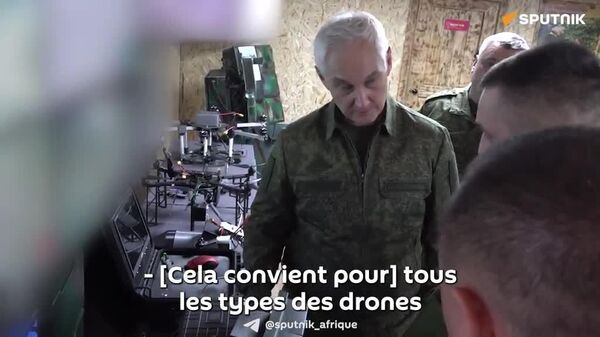 ▶ Les militaires russes utilisent un système qui permet aux drones d'atteindre la cible sans l’intervention d'un opérateur - Sputnik Afrique
