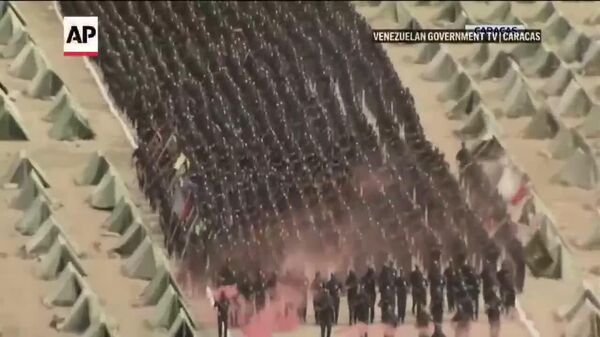 Nicolas Maduro supervise les exercices des troupes vénézuéliennes après l'envoi par les États-Unis de milliers de soldats et de sept navires de guerre dans les Caraïbes - Sputnik Afrique