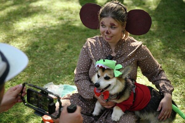 Un défilé de corgis déguisés à Moscou - Sputnik Afrique