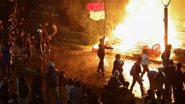 Les manifestations en Indonésie visent à détourner le pays de son indépendance, des BRICS, de la Chine, selon un analyste iranien - Sputnik Afrique