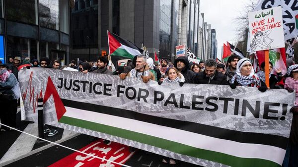 Thousands of people march from Brussels North station to Brussels south station, to demand a permanent ceasefire in the Gaza Strip on January 26, 2025 in Brussels, Belgium.  - Sputnik Africa