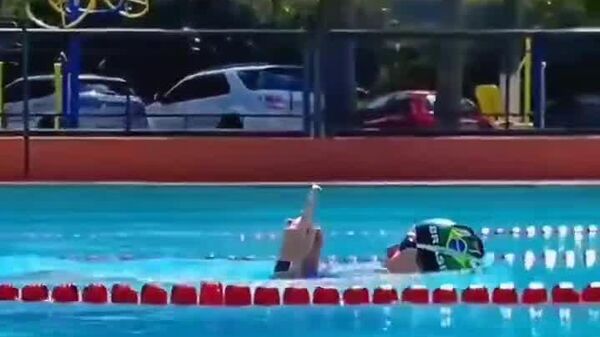 ‍ Au Brésil, une nageuse fait des vagues… sur son téléphone - Sputnik Afrique