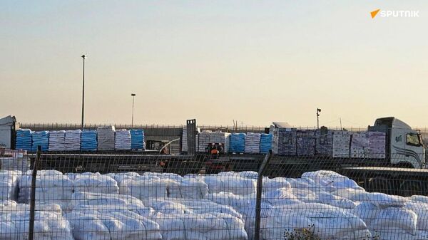 De l'aide humanitaire s'accumule à la frontière israélienne - Sputnik Afrique