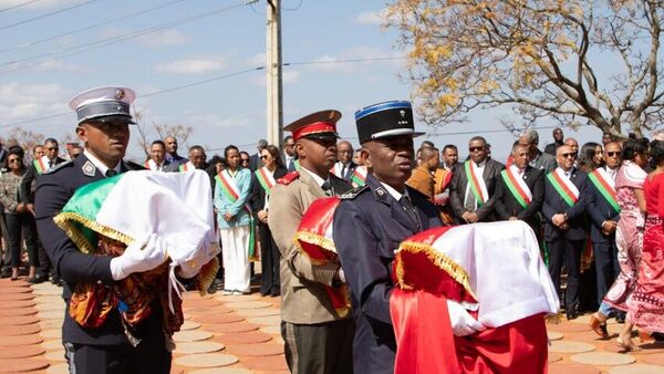 Le crâne du roi Toera, restitué par la France, accueilli en grande pompe à Madagascar - Sputnik Afrique