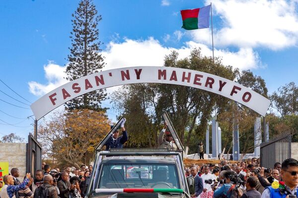 Le crâne du roi Toera, restitué par la France, accueilli en grande pompe à Madagascar - Sputnik Afrique