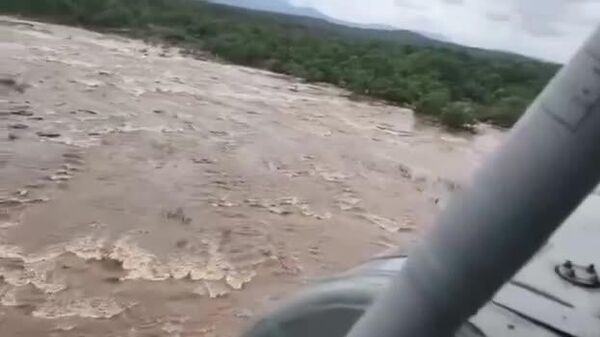 ▶ Un civil piégé dans les eaux de la rivière Sabari a été sauvé par l'armée indienne - Sputnik Afrique