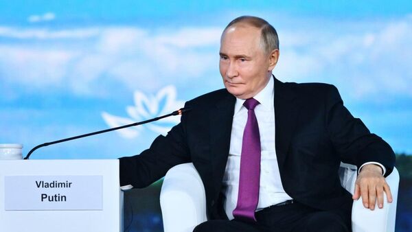 Vladimir Poutine intervient lors de la session plénière du Forum économique oriental, le 5 septembre 2025 - Sputnik Afrique