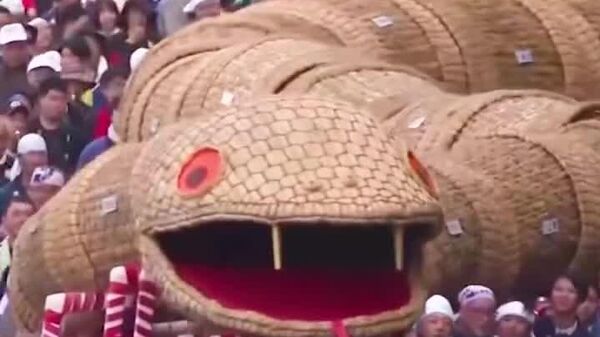 Au Japon, un énorme python de paille défie les inondations - Sputnik Afrique