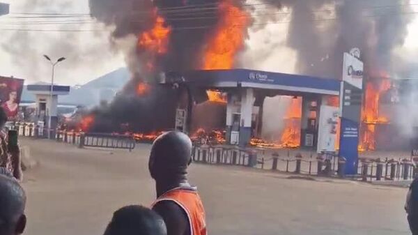 #viral | Fire Rages at Nigerian Fuel Station, Destroys Buildings & Vehicles - Sputnik Africa