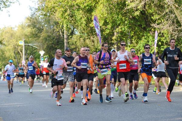 Un Kenyan et une Tanzanienne dominent le marathon international dans la ville russe de Perm - Sputnik Afrique