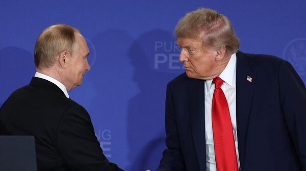 Russian President Vladimir Putin and US President Donald Trump (right) at a joint press conference following talks in Alaska. - Sputnik Africa