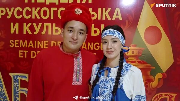 ▶ Faire aimer davantage la langue et la culture russes aux Nigériens: Niamey accueille une semaine de la langue russe - Sputnik Afrique