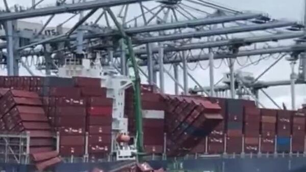 ▶ Effet domino: plus de 60 conteneurs ont chuté d'un navire dans le port de Long Beach, à Los Angeles - Sputnik Afrique