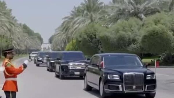 ▶ Le roi de Bahreïn parade dans l'Aurus offerte par Vladimir Poutine - Sputnik Afrique