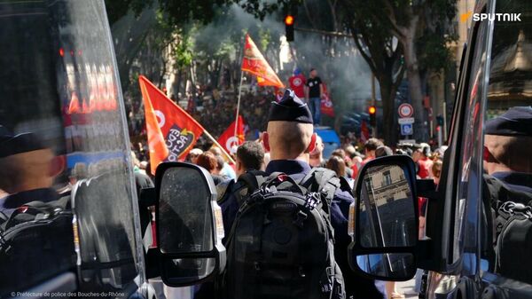 Fracture sociale en France: Macron est le chef des pillards, selon un essayiste - Sputnik Afrique