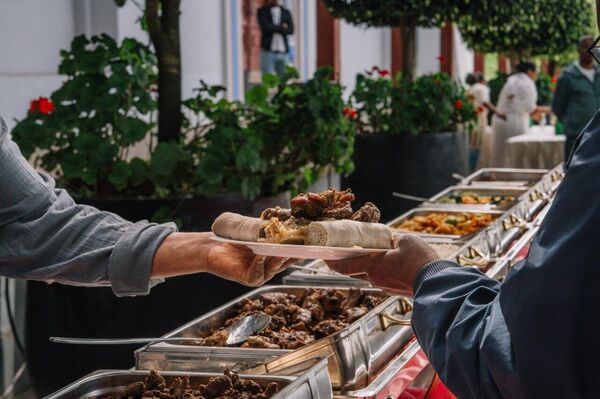 Ethiopian PM Abiy Ahmed and His Wife Share Holiday Meal With Elderly and Impoverished for New Year Celebration - Sputnik Africa