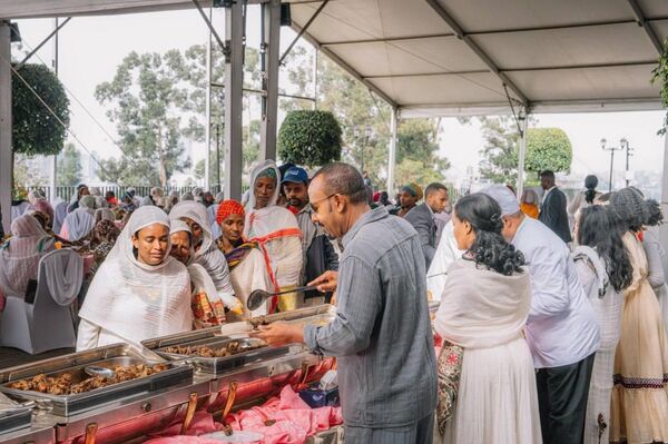 Ethiopian PM Abiy Ahmed and His Wife Share Holiday Meal With Elderly and Impoverished for New Year Celebration - Sputnik Africa