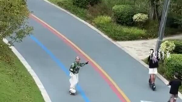 #viral | Chinese Woman Aged 68 Stuns With Smooth Skateboarding Skills & Endless Energy - Sputnik Africa