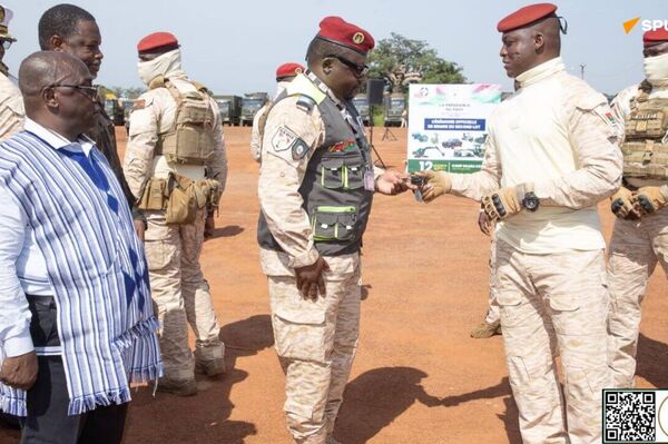 Ibrahim Traoré remet 764 engins à l’Initiative Faso Mêbo - Sputnik Afrique