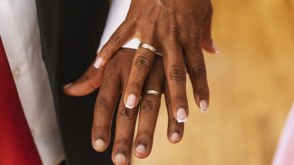Men Now Allowed to Take Wives' Surname in South Africa, Constitutional Court Says - Sputnik Africa
