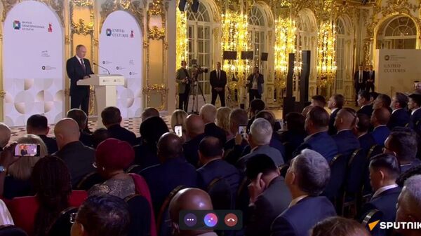 Le monde du futur appartiendra à ceux qui valorisent l'amour et l'amitié, et non pas aux égoïstes qui ne s'intéressent qu'au cyberespace, estime Vladimir Poutine - Sputnik Afrique