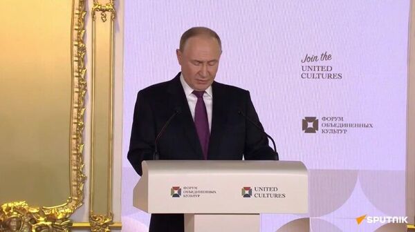 Vladimir Poutine intervient lors de la séance plénière du XIe Forum international des cultures unies de Saint-Pétersbourg - Sputnik Afrique