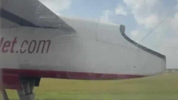 ▶ Un avion reliant Kandla à Mumbai a perdu l'une de ses roues extérieures après le décollage - Sputnik Afrique