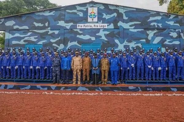Au Burkina, plus de 500 nouveaux sous-officiers renforcent les forces armées nationales Au Burkina, plus de 500 nouveaux sous-officiers renforcent les forces armées nationales - Sputnik Afrique