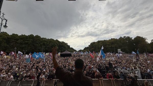 Le fondateur du groupe légendaire Pink Floyd rejoint une manifestation contre l’implication de l’Allemagne au Moyen-Orient et en Ukraine - Sputnik Afrique