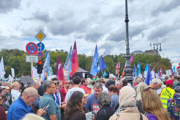 Le fondateur du groupe légendaire Pink Floyd rejoint une manifestation contre l’implication de l’Allemagne au Moyen-Orient et en Ukraine - Sputnik Afrique