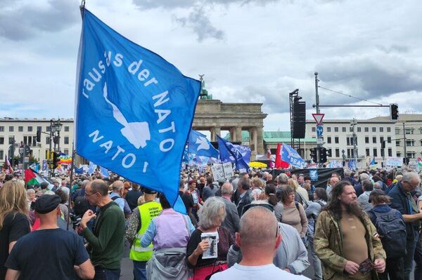 Le fondateur du groupe légendaire Pink Floyd rejoint une manifestation contre l’implication de l’Allemagne au Moyen-Orient et en Ukraine - Sputnik Afrique