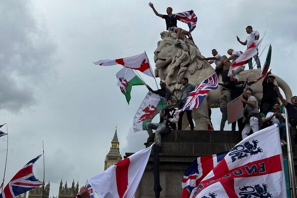 Une immense manifestation en faveur de la liberté d'expression et contre l'immigration à Londres Une immense manifestation en faveur de la liberté d'expression et contre l'immigration à Londres - Sputnik Afrique
