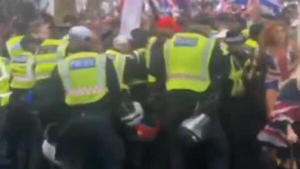 Protesters and police violently clash in London - Sputnik Africa