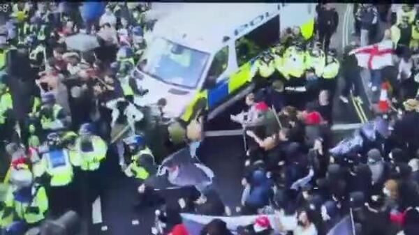 Des manifestants bravent les cordons de police à Londres - Sputnik Afrique