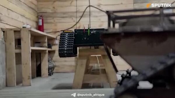 La machine effectue le travail que les soldats faisaient auparavant de leurs mains - militaire russe - Sputnik Afrique