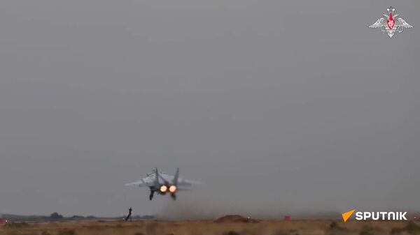 Des MiG-31 russes équipés de missiles Kinjal ont survolé la mer de Barents dans le cadre de l'exercice Ouest-2025 - Sputnik Afrique