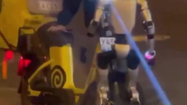 #viral | Robot 'Attacks' Bike Courier in Moscow - Sputnik Africa