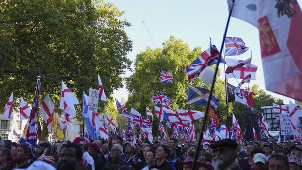 Beyond immigration: Ex-diplomat reveals deeper roots of London protests - Sputnik Africa