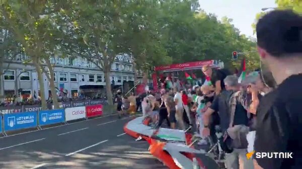 ▶ La police a utilisé des gaz lacrymogènes contre les manifestants pro-palestiniens lors de la course cycliste Vuelta a España - Sputnik Afrique
