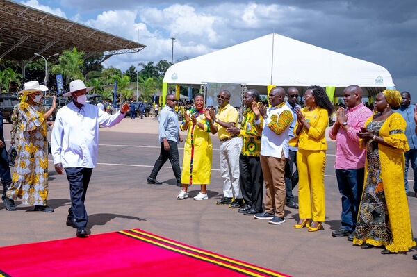 Le Président ougandais Yoweri Museveni a célébré son 81e anniversaire avec des motards de boda boda et a promis une aide gouvernementale à l'industrie de taxi - Sputnik Afrique