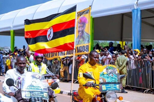 Le Président ougandais Yoweri Museveni a célébré son 81e anniversaire avec des motards de boda boda et a promis une aide gouvernementale à l'industrie de taxi - Sputnik Afrique