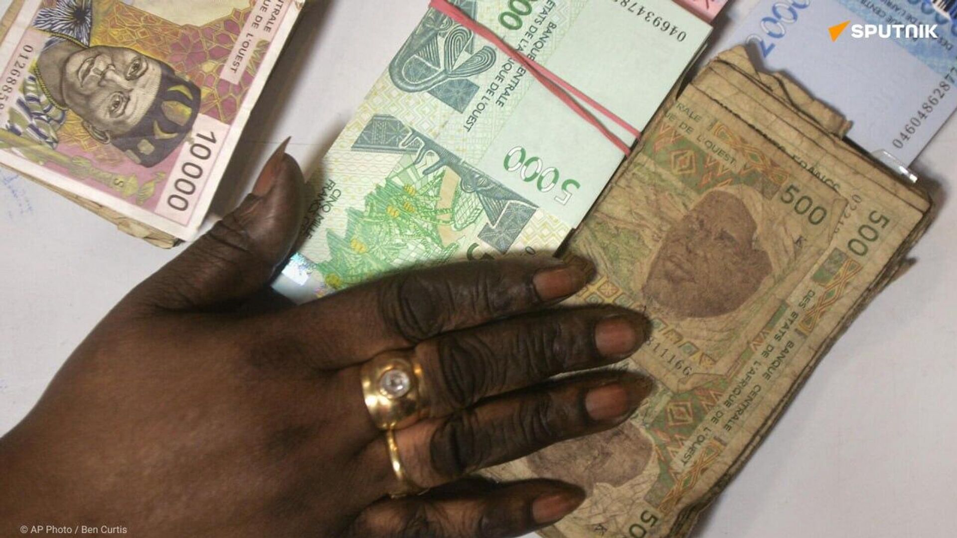 La CEMAC doit se départir du franc CFA, estime un économiste camerounais La CEMAC doit se départir du franc CFA, estime un économiste camerounais - Sputnik Afrique, 1920, 15.09.2025