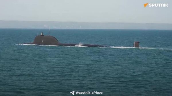 ▶Le sous-marin nucléaire russe Arkhangelsk tire un missile Kalibr en mer de Barents - Sputnik Afrique
