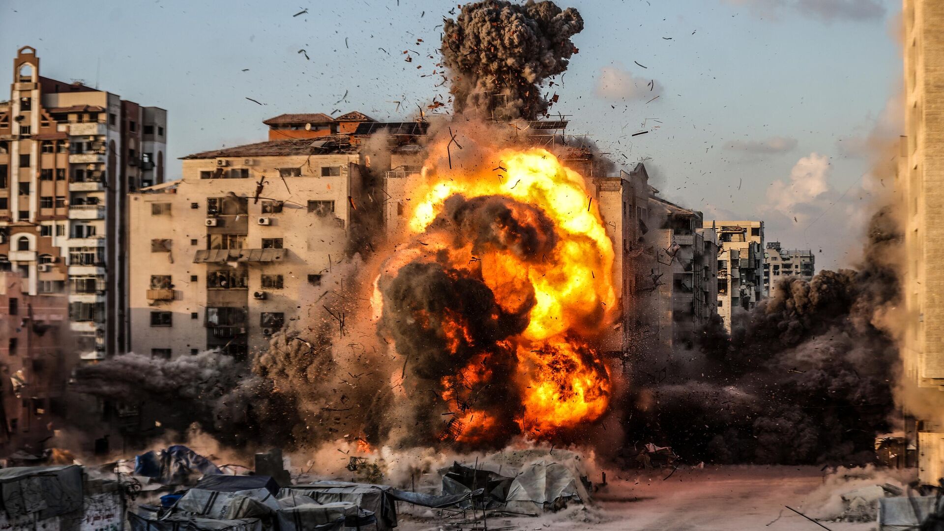 Flames and smoke rise from the building following the Israeli army bombs the al-Ruya Tower in Gaza City, Gaza, on September 07, 2025. Flames and smoke rise from the building following the Israeli army bombs the al-Ruya Tower in Gaza City, Gaza, on September 07, 2025. - Sputnik Africa, 1920, 16.09.2025